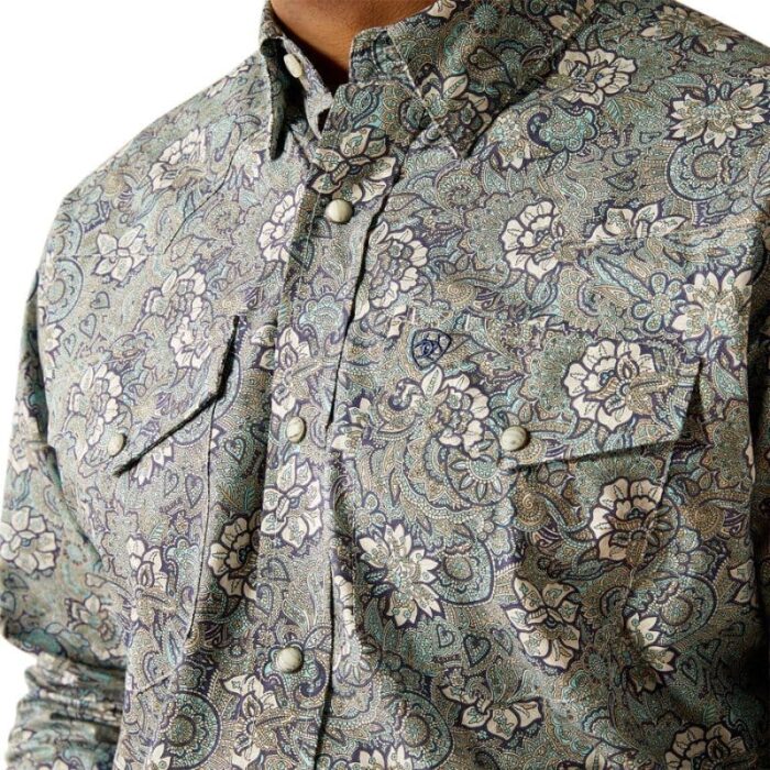 Hombre vistiendo la Camisa Ariat Rocky Classic Fit en Khaki Print