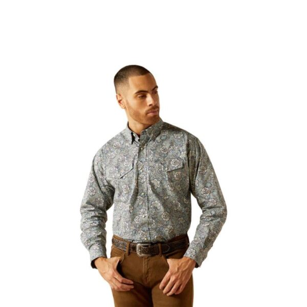 Hombre vistiendo la Camisa Ariat Rocky Classic Fit en Khaki Print