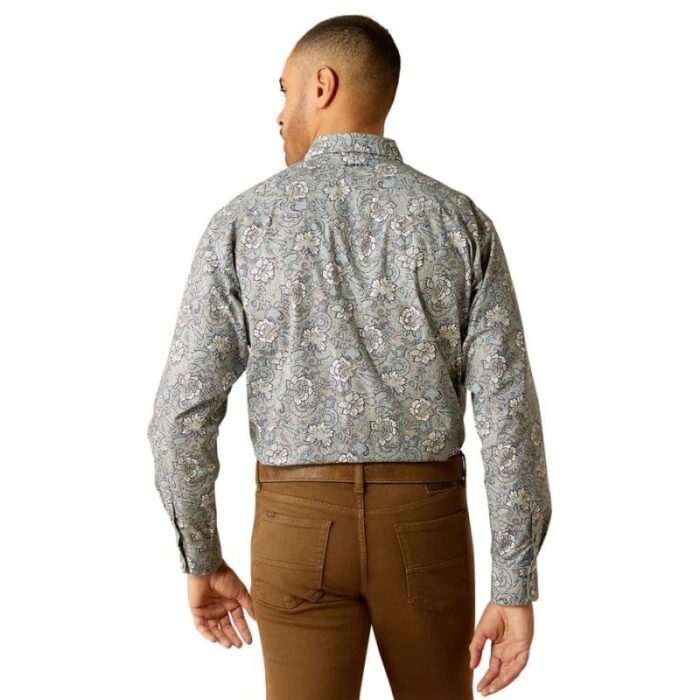 Hombre vistiendo la Camisa Ariat Rocky Classic Fit en Khaki Print