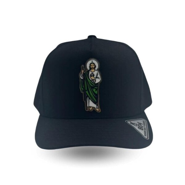 Gorra negra ajustable con imagen de San Judas Tadeo.